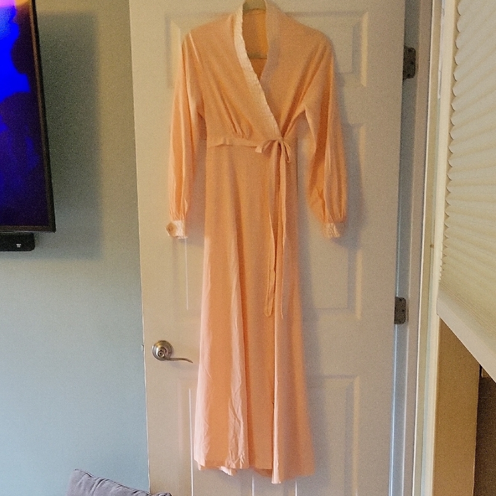 Elegant 60s Peach Women's Robe
